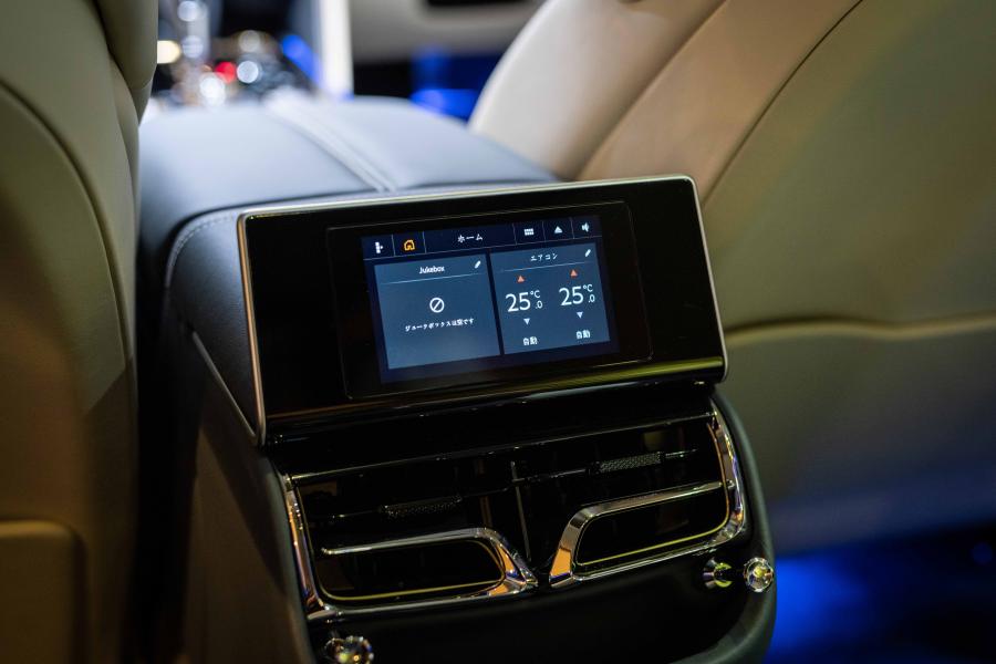 Детали интерьера Bentley Flying Spur 2020 года  (JP) (фото 10 из 25)